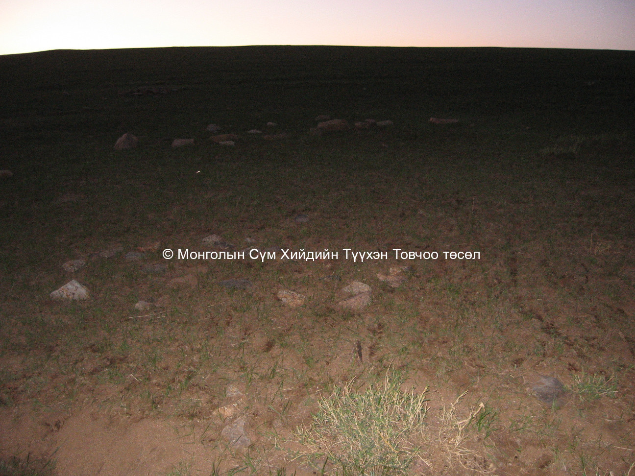 Мөн хийдийн гол дуганы тууриас баруун хойш юу нь ү